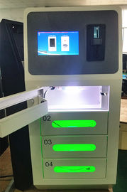 A porta 4 fixa estações de carregamento do telefone celular do cacifo para o aeroporto com aceitante da moeda e leitor de cartão do crédito