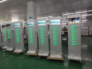 Estações de carregamento públicas a fichas das máquinas de carregamento do telefone celular para o aeroporto do shopping